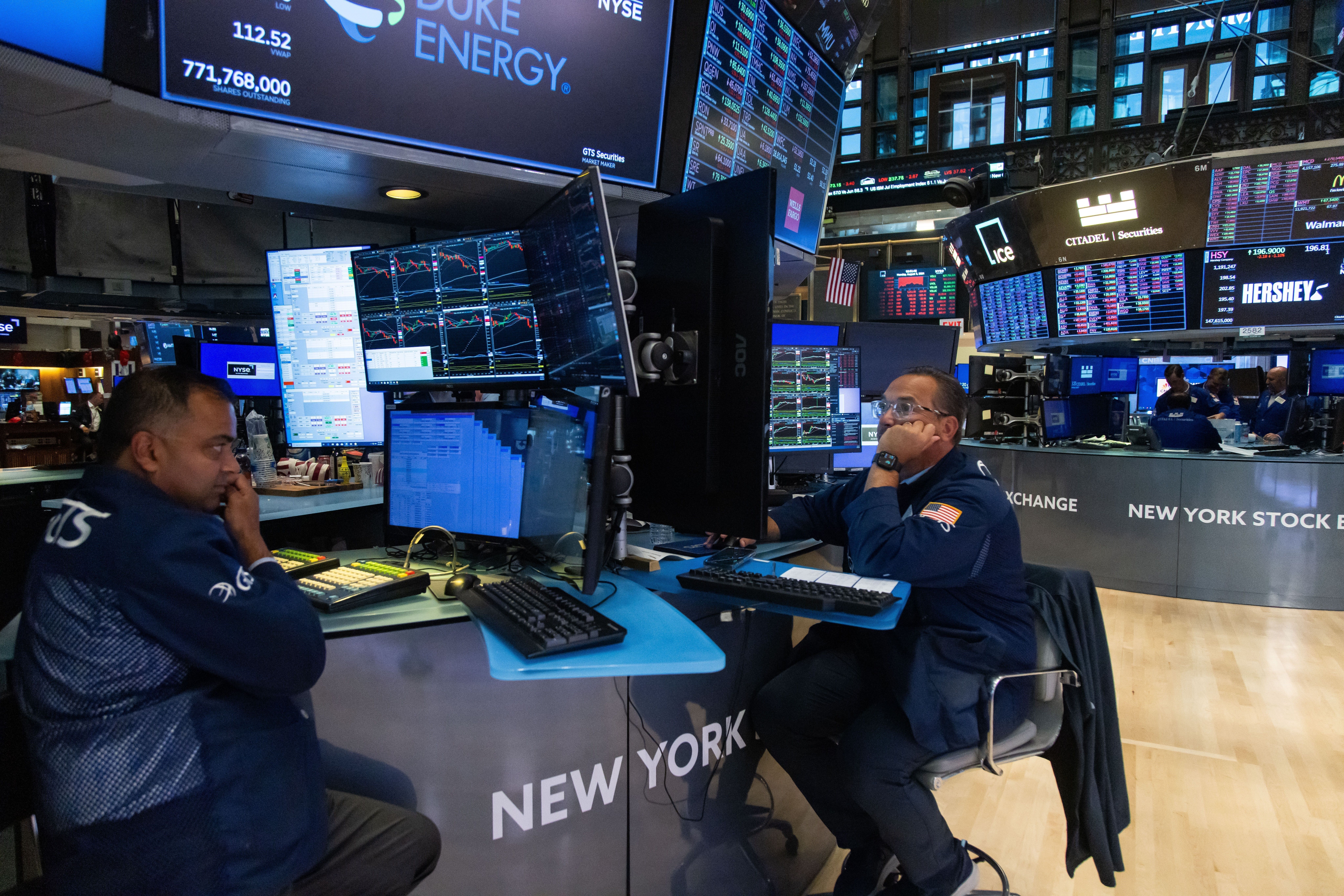 Chứng khoán Âu-Mỹ tăng điểm, Dow Jones lập kỷ lục mới dù nhóm AI giảm mạnh