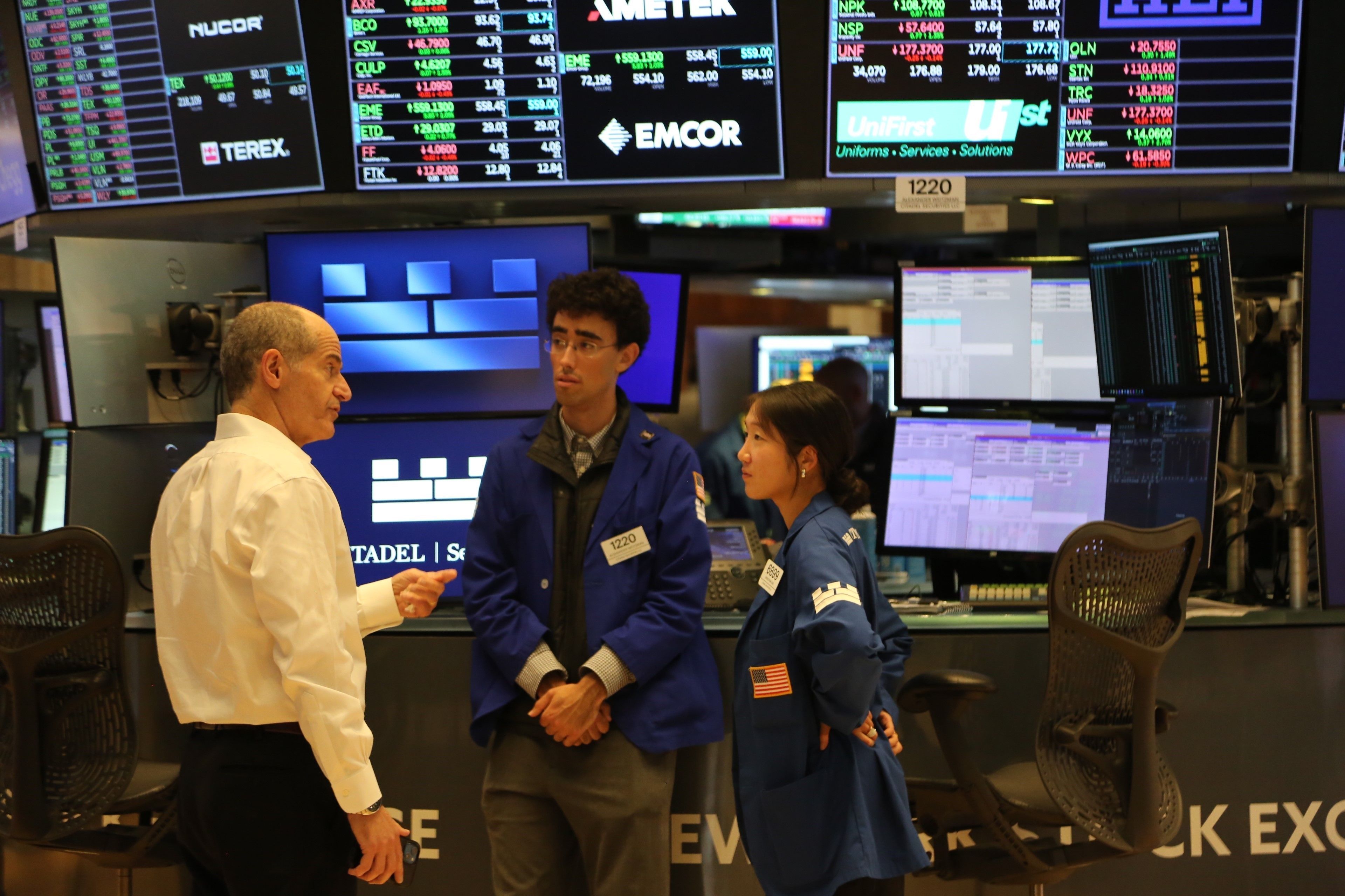 Nasdaq giảm vì cổ phiếu chip, Micron tăng vọt sau báo cáo