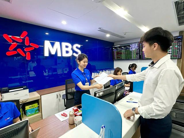 chung-khoan-mb-sap-chao-ban-500-ty-dong-trai-phieu-rieng-le-de-co-cau-no.jpg