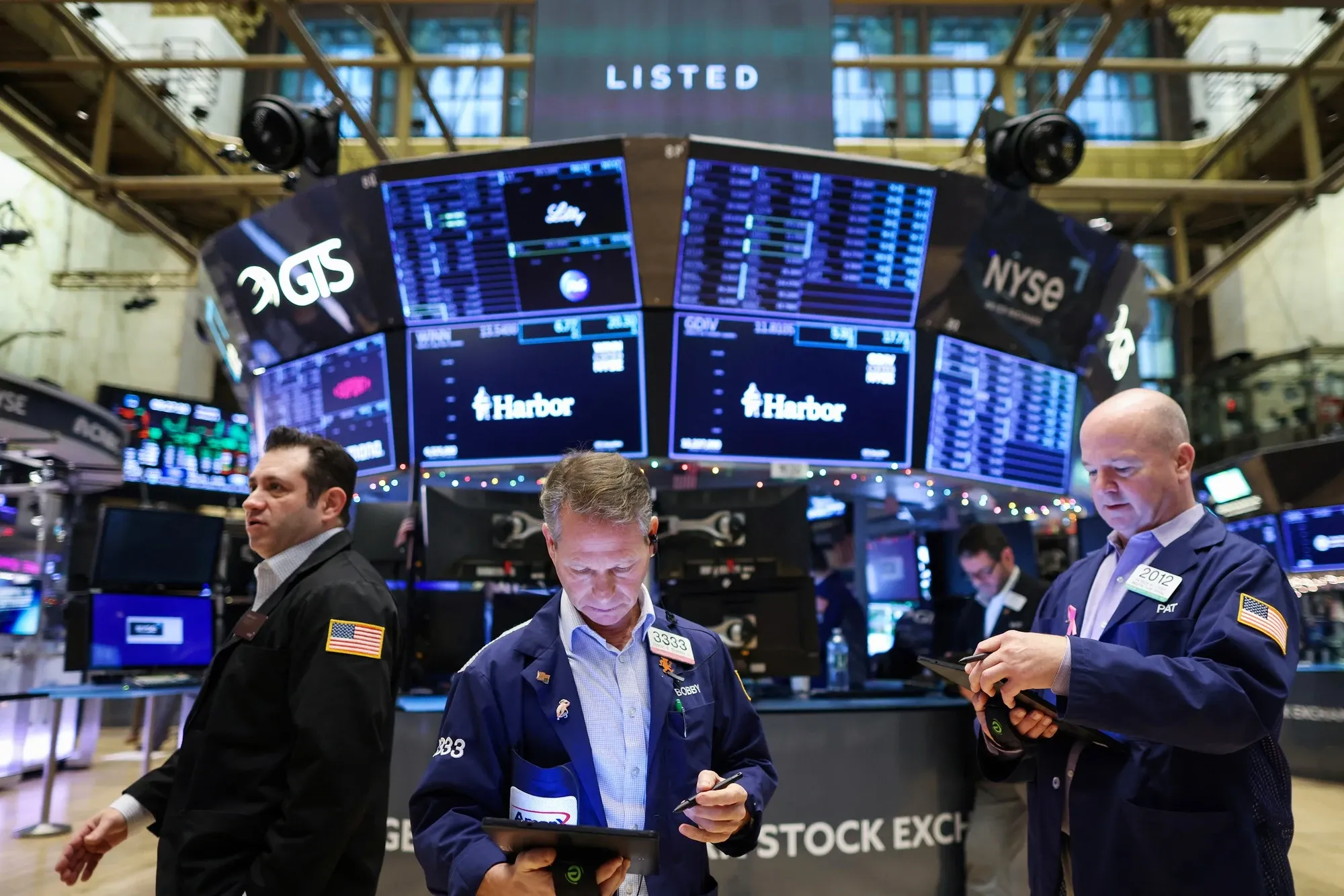 Chứng khoán Mỹ đồng loạt tăng, Dow Jones lấy lại gần 300 điểm