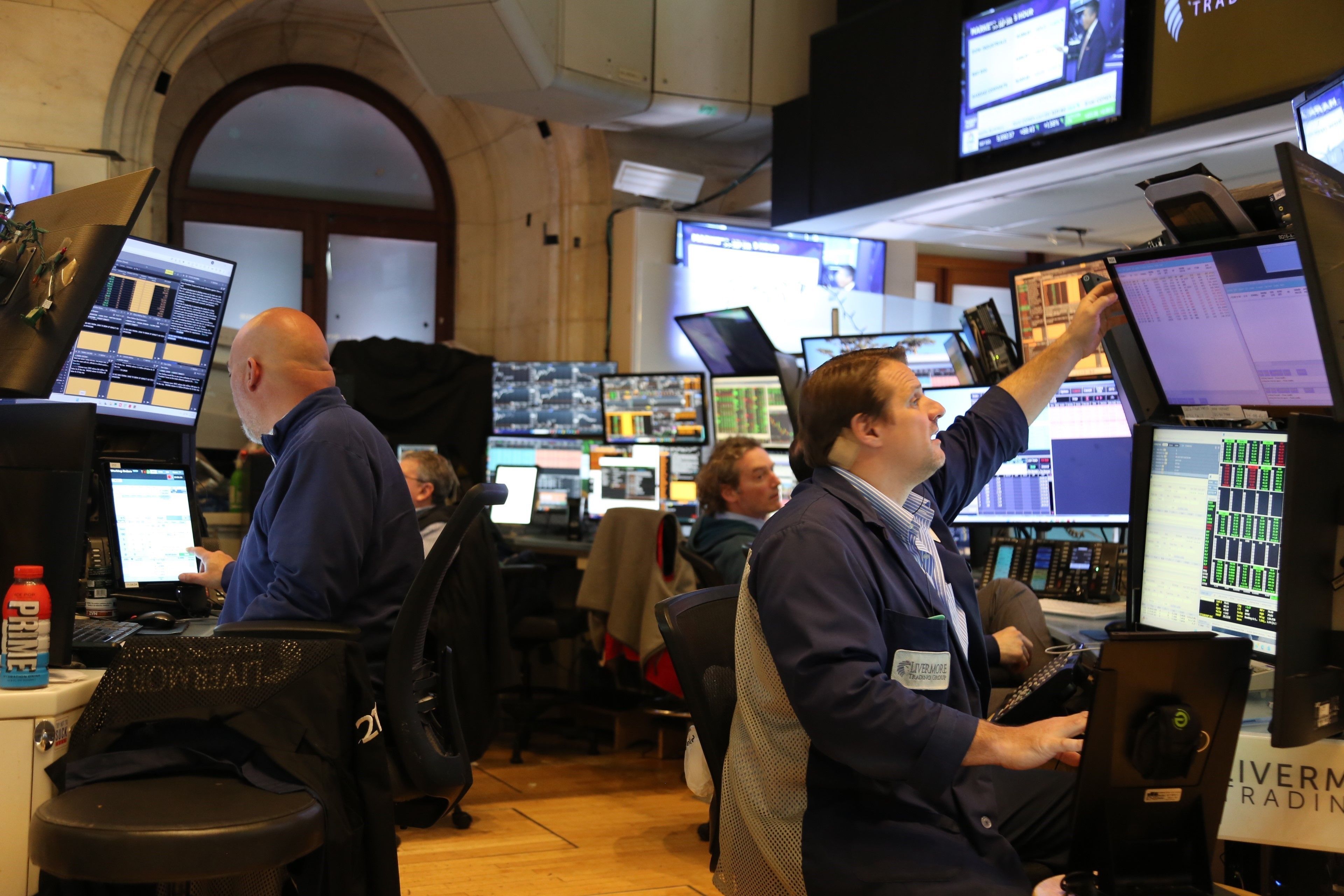 Chứng khoán Mỹ: Dow Jones lập kỷ lục mới, Nasdaq và S&P 500 đồng loạt giảm điểm
