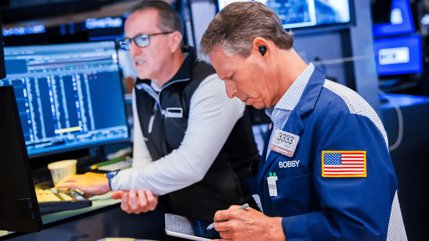 Dow Jones mất hơn 272 điểm, cổ phiếu năng lượng ngược dòng