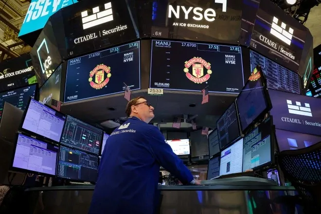 Phố Wall hồi phục mạnh phiên cuối tuần, S&P 500 và Nasdaq vẫn giảm hơn 1%