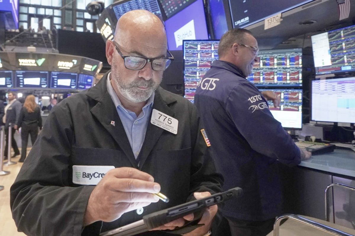 Dow Jones giảm 374 điểm, Phố Wall khép lại tháng 8 trong sắc đỏ