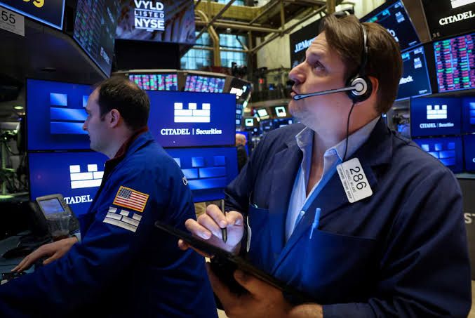 Chứng khoán Mỹ: Dow Jones tăng gần 300 điểm, Nasdaq giảm vì cổ phiếu công nghệ
