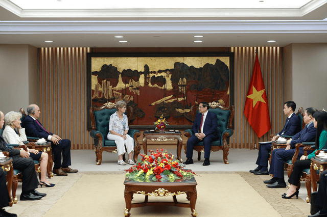 Thủ tướng Việt Nam kêu gọi Mỹ loại Việt Nam khỏi danh sách kiểm soát xuất khẩu chiến lược và công nhận quy chế kinh tế thị trường trong chuyến thăm Quỹ Eisenhower