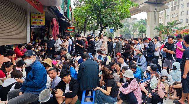 Cửa hàng vàng Bảo Tín Mạnh Hải đông đúc khi khách hàng xếp hàng từ 4 đến 5 giờ sáng sau tin nhắn bất ngờ