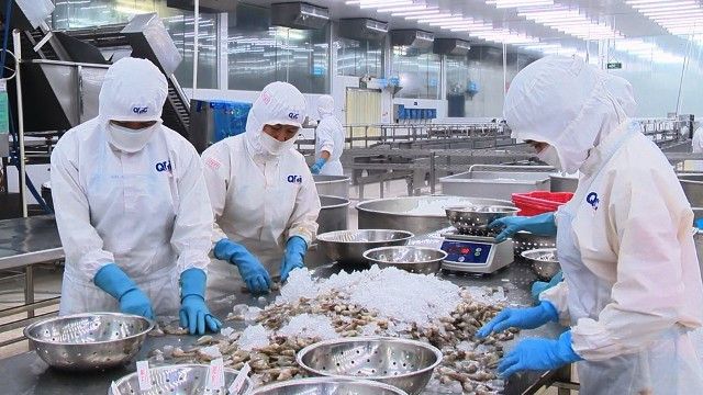 Doanh nghiệp sản xuất đối mặt với áp lực chi phí từ giá xăng dầu tăng và đồng USD mạnh lên khi tỷ giá tăng