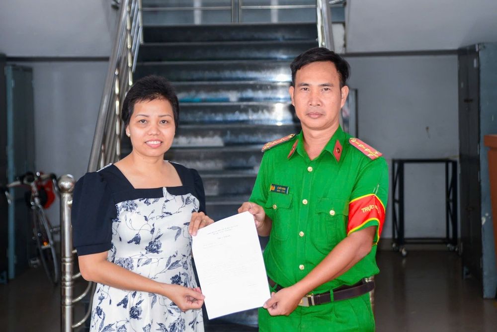 Woman born in 1983 reports to police after transferring 9,999,999 dong by mistake