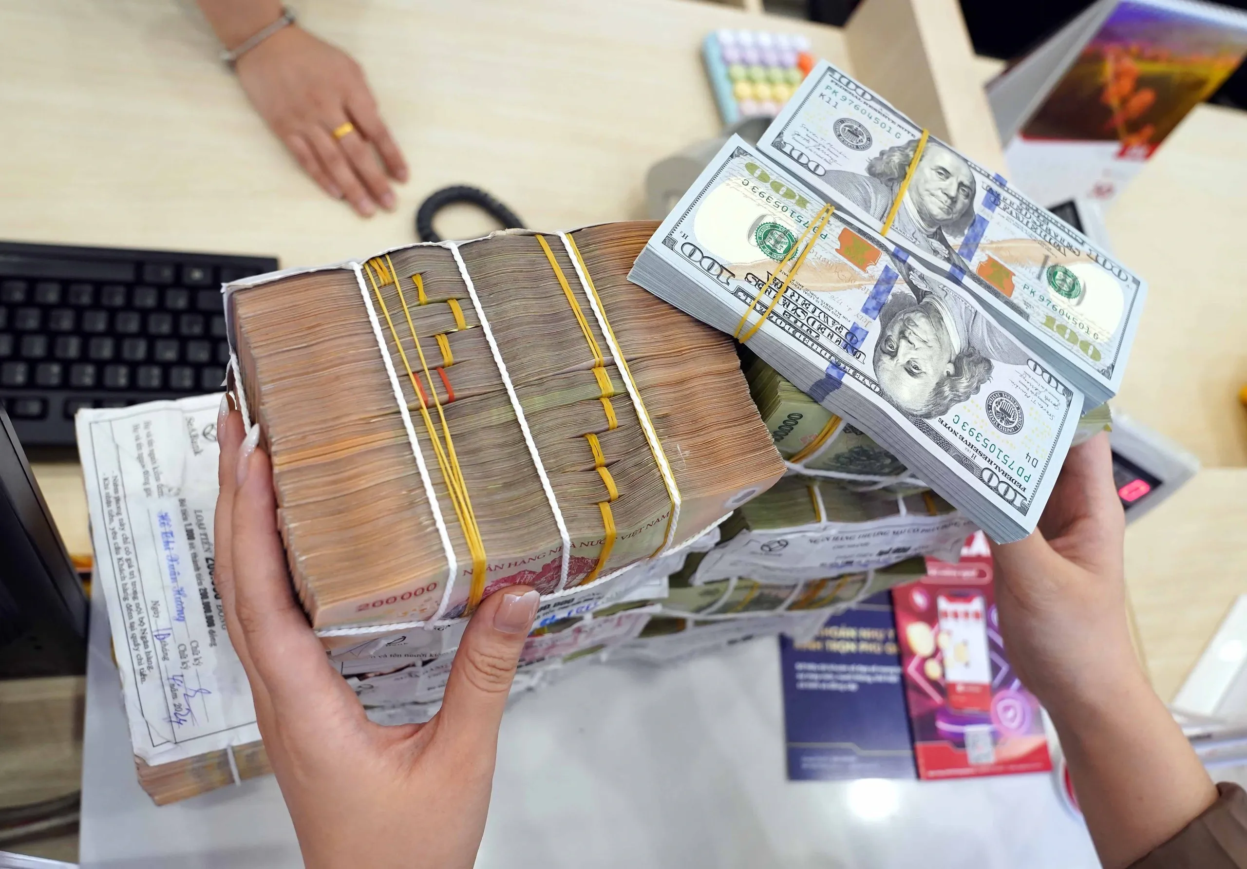 Tỷ giá USD hôm nay 14/8 Đồng USD biến động trái chiều, tỷ giá trung tâm tăng 27 đồng