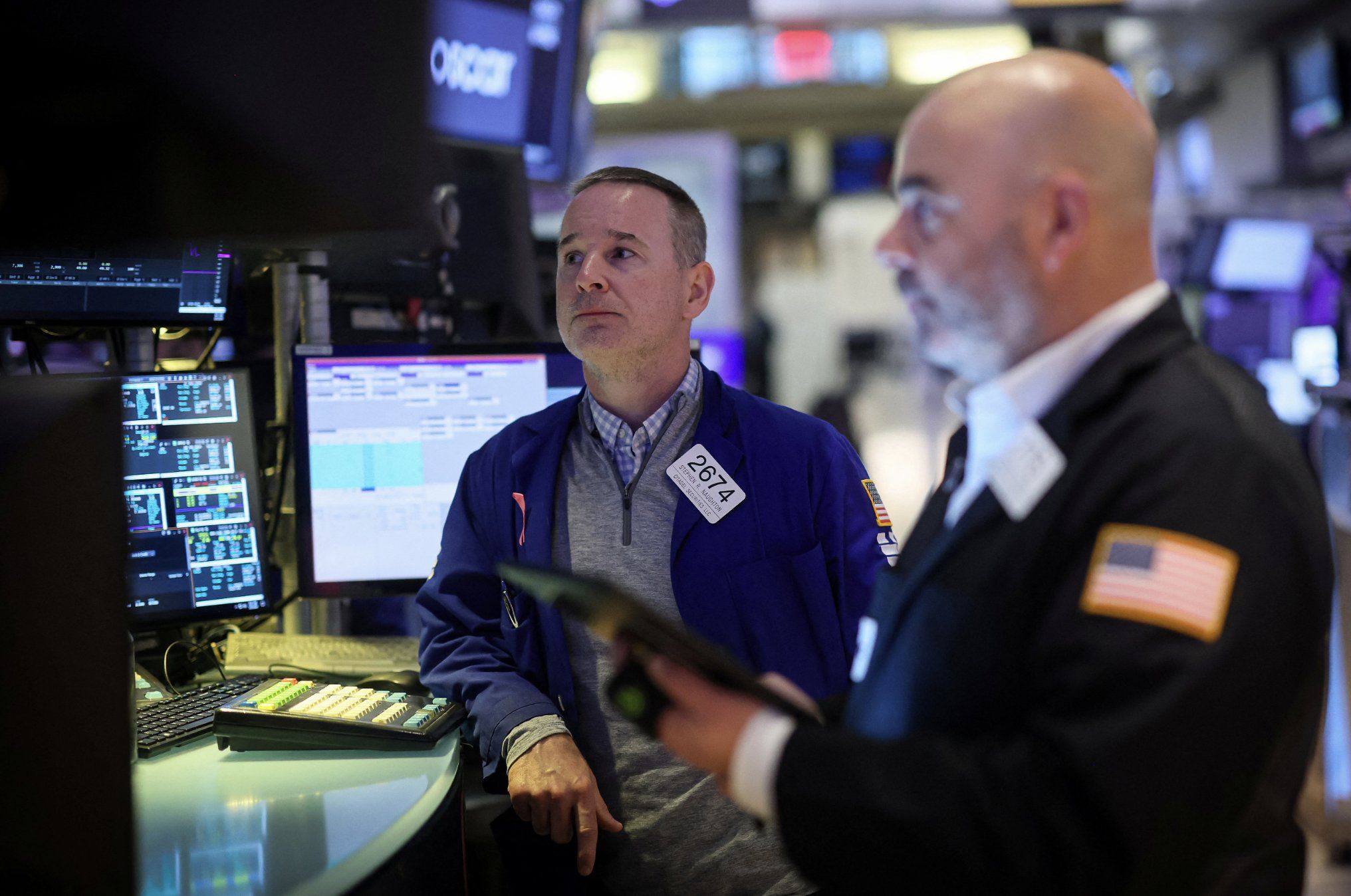 Cổ phiếu AI kéo chứng khoán Mỹ bùng nổ, Dow Jones và S&P 500 cùng lập đỉnh mới