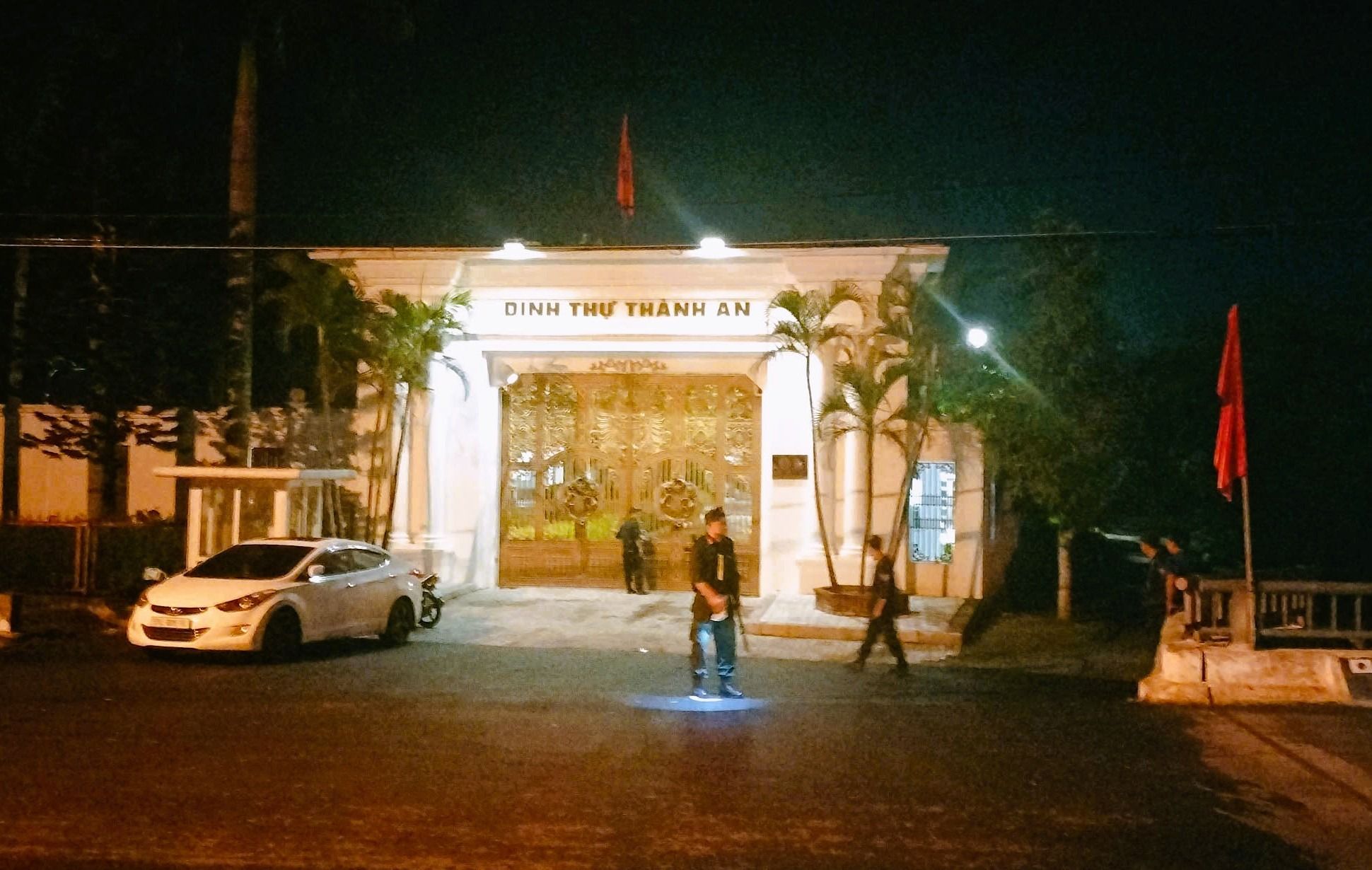 cong-an-kham-xet-nha-bau-doan-trong-khu-dinh-thu-thanh-an-thoi-diem-tong-dat-lenh-bat-tam-giam.jpg