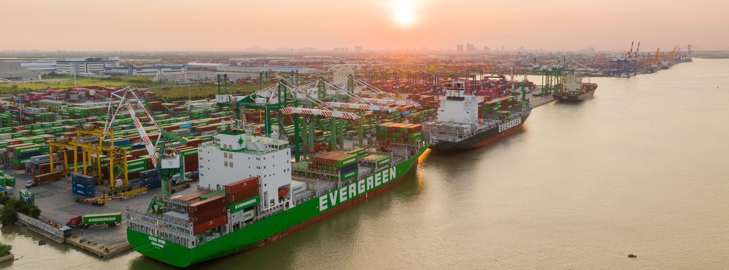 Phó Tổng Giám đốc Viconship đăng ký mua thêm 500.000 cổ phiếu VSC