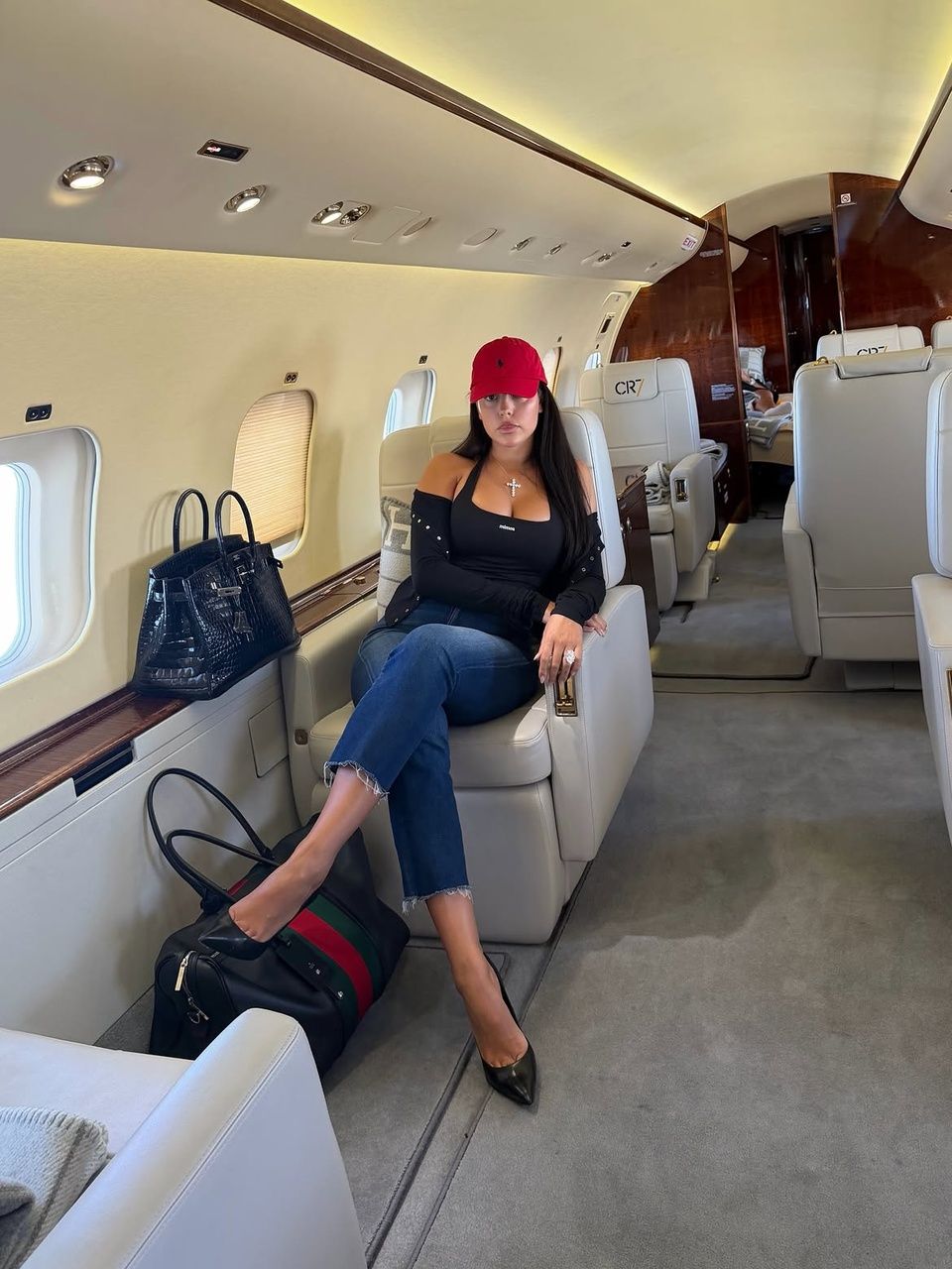 Máy bay 81 triệu USD đưa Ronaldo đi nghỉ dưỡng xa xỉ