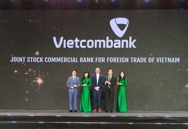 dai-dien-lanh-dao-cac-don-vi-vietcombank-nhan-4-giai-dac-biet-tu-ban-to-chuc.jpg