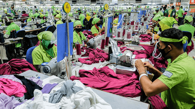 Chi phí tăng lên và đơn hàng suy yếu đẩy ngành dệt may Bangladesh tìm đường phục hồi.