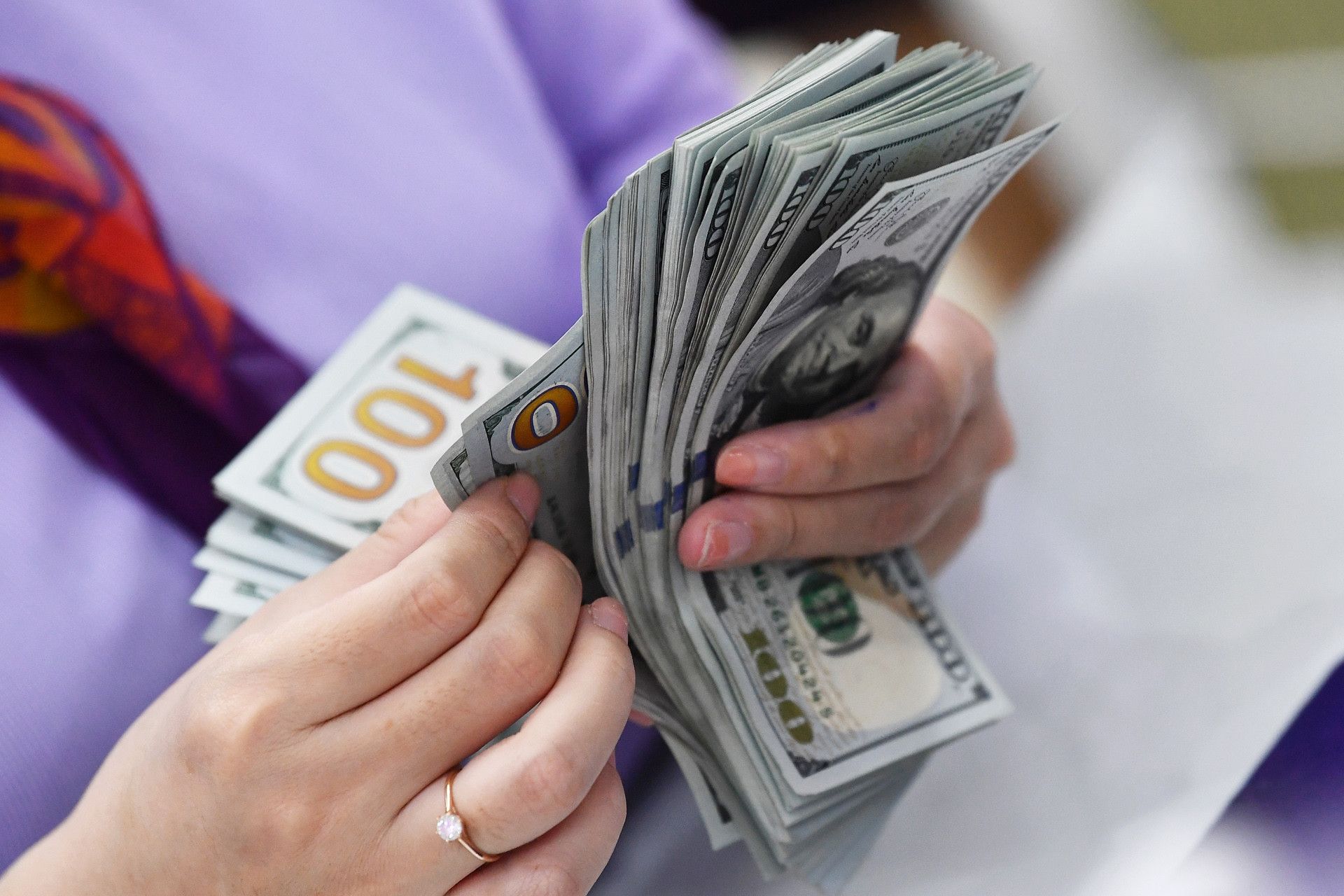 Giá USD ngân hàng thấp nhất nửa năm
