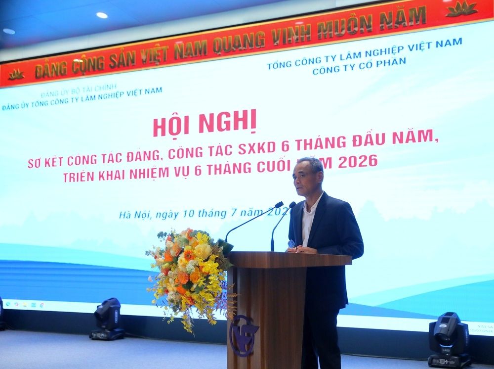 dong-chi-phi-manh-cuong-bi-thu-dang-uy-chu-tich-hoi-dong-quan-tri-vinafor.jpg