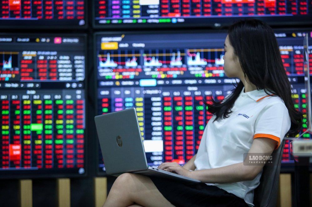 Dòng tiền chứng khoán dưới áp lực thanh khoản ngân hàng
