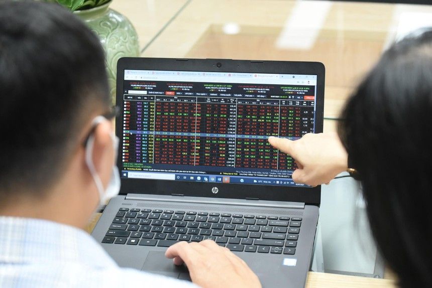Giao dịch chứng khoán sáng 27/7: Thị trường chưa tìm được điểm cân bằng, PNJ tăng mạnh