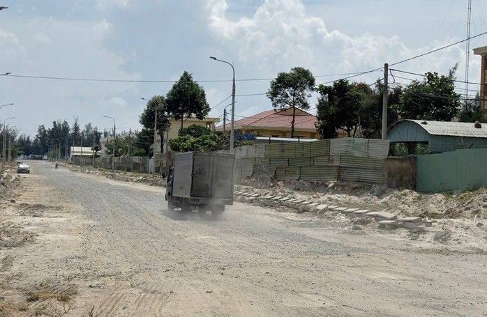 Gần 500 m đường đang thi công suốt gần một năm vẫn chưa xong