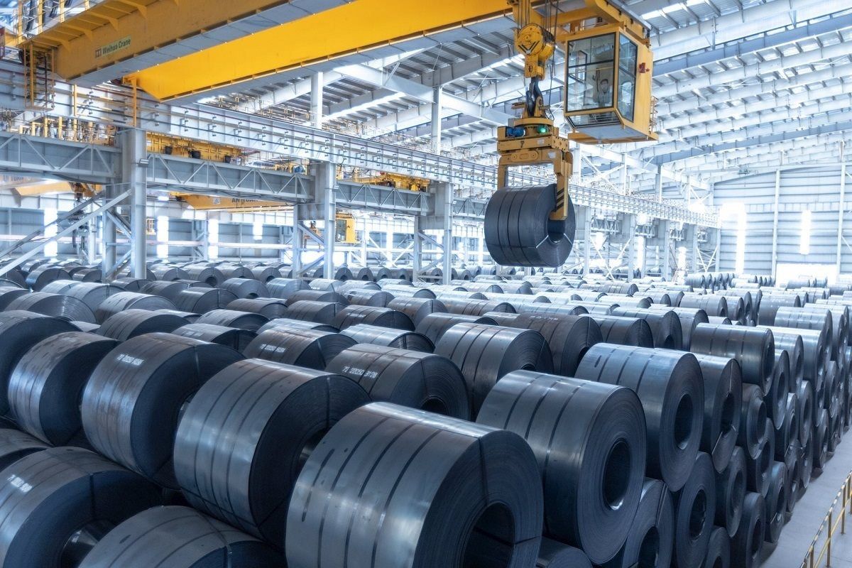 Giá thép hôm nay: Quặng sắt vượt 99 USD/tấn, thép thanh quay đầu giảm