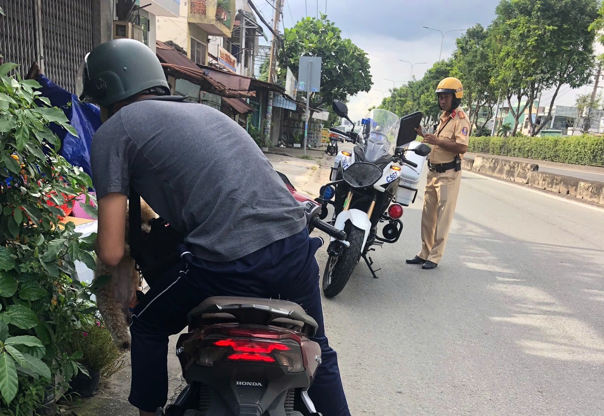 Xe máy ở TP.HCM bị xử phạt vì ngại đi đường vòng