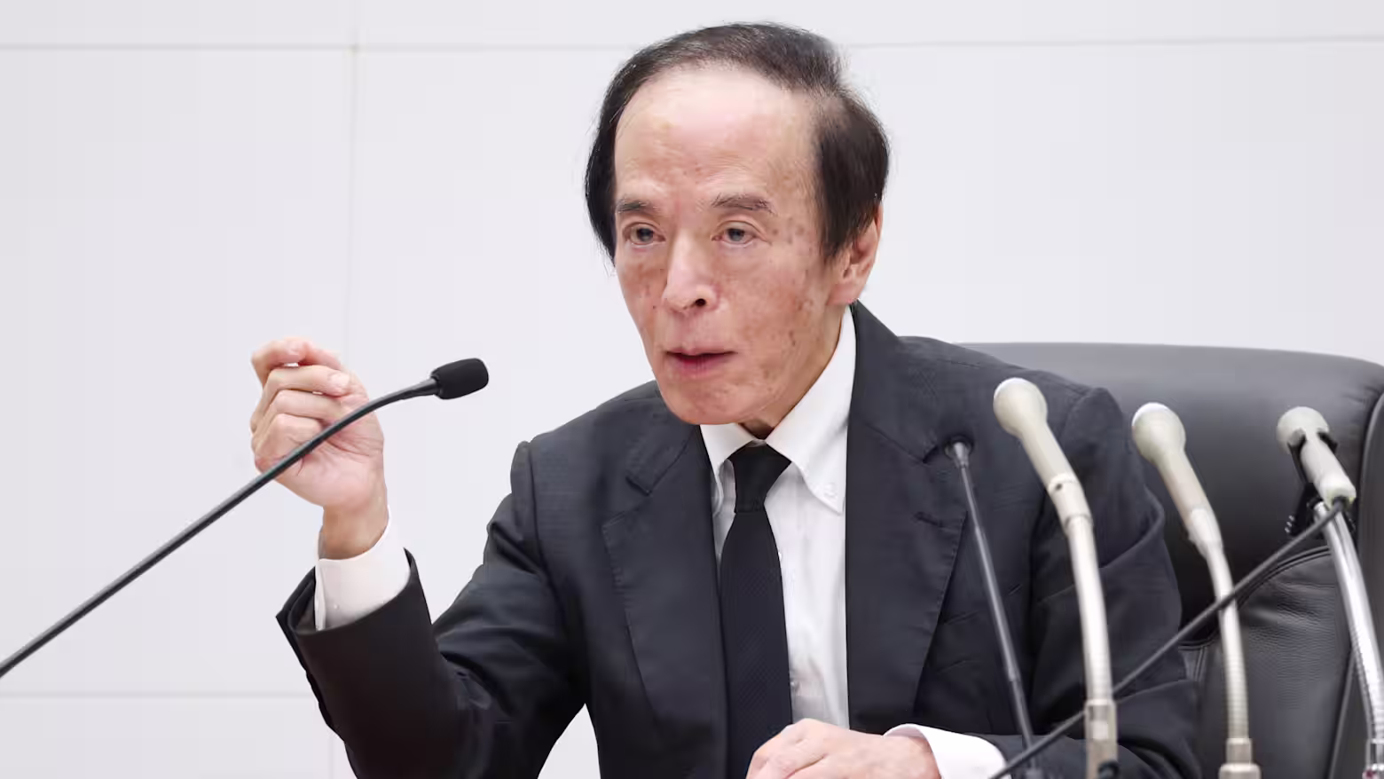 fed-boj-tang-lai-suat-vi-sao-chung-khoan-va-bitcoin-van-di-len.jpg
