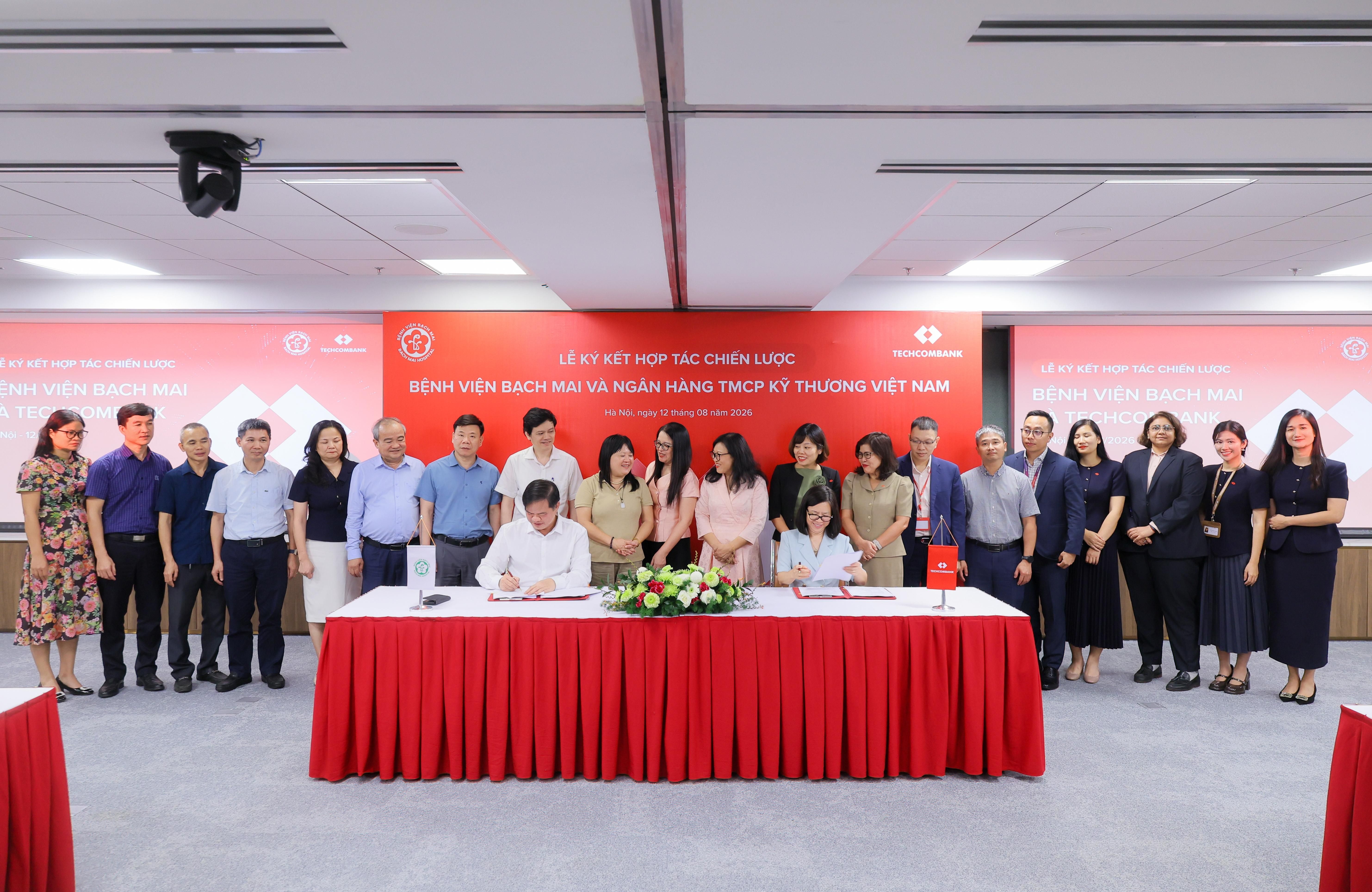 Bệnh viện Bạch Mai và Techcombank hợp tác xây dựng hệ sinh thái tài chính y tế hiện đại