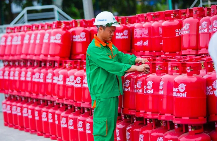 Giá xăng dầu ngày 24/6 tiếp tục đi xuống, thị trường chịu áp lực từ nguồn cung