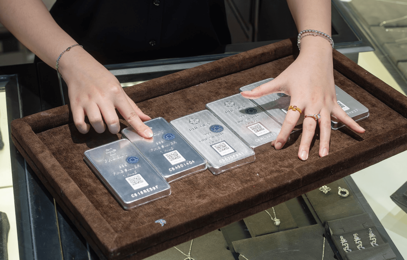 Giá bạc trong nước trái chiều, thế giới áp sát mốc 70 USD/ounce