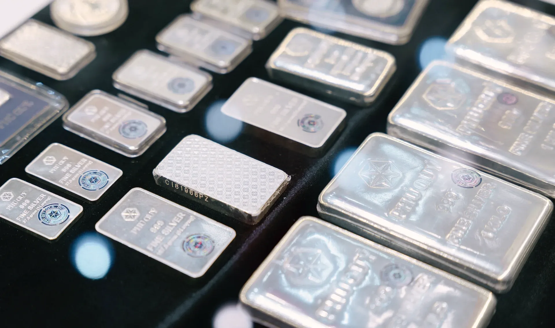 Giá bạc hôm nay 15/8: Bạc thế giới giảm 1,47 USD, giằng co quanh 65 USD/ounce
