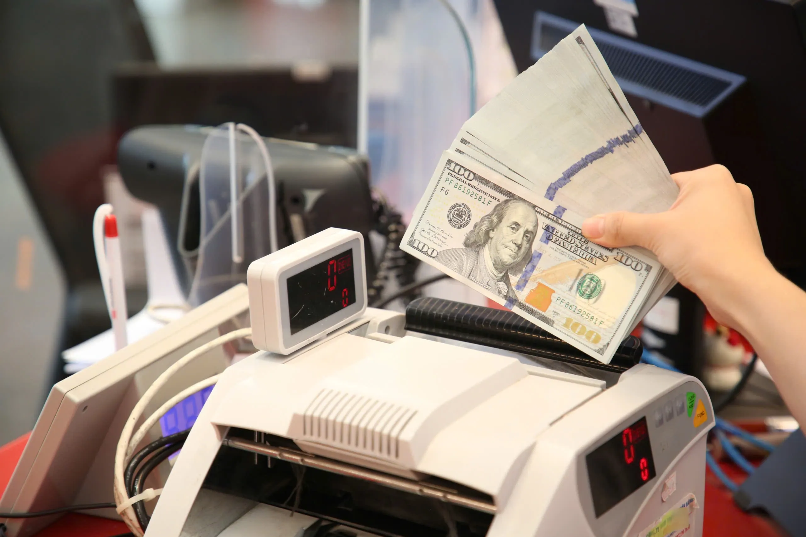 Giá USD tự do lao dốc, xuống thấp hơn mức niêm yết tại ngân hàng