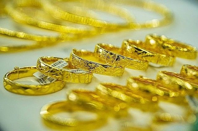 Giá vàng ngày hôm nay 8/10: Thị trường trong nước tăng giảm không đồng đều, giá thế giới giảm xuống mức 4.086 USD.