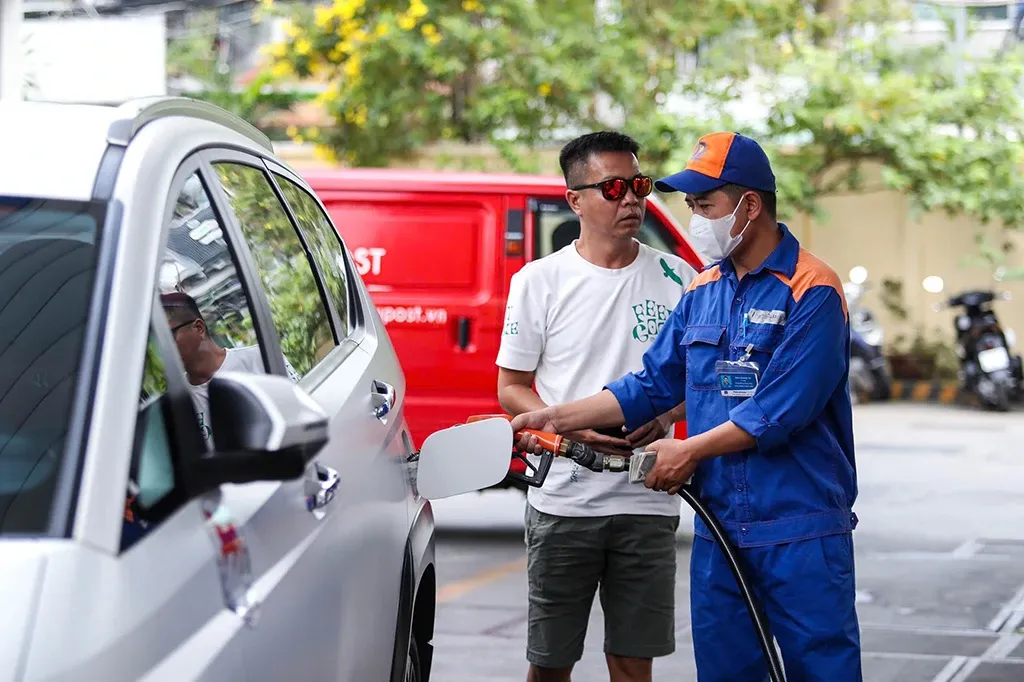Giá xăng dầu hôm nay 13/10: Dầu Brent tăng cao đạt 107 USD/thùng, xăng dầu trong nước bình ổn giá