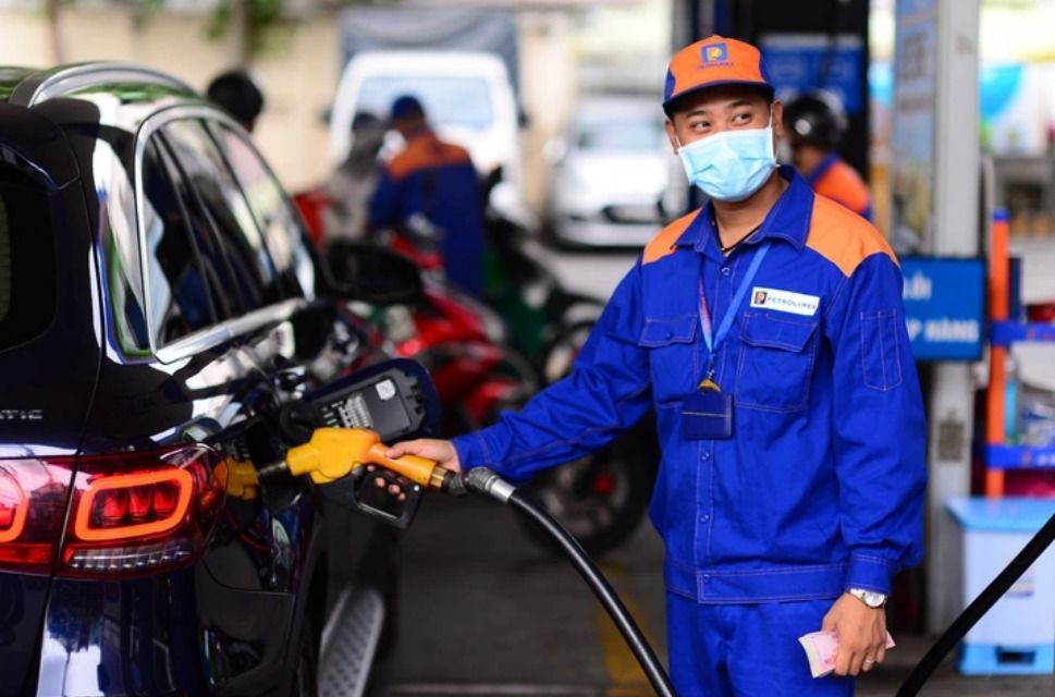 Giá xăng dầu hôm nay 4/9: E10RON95 lên 23.274 đồng, dầu diesel giảm 341 đồng
