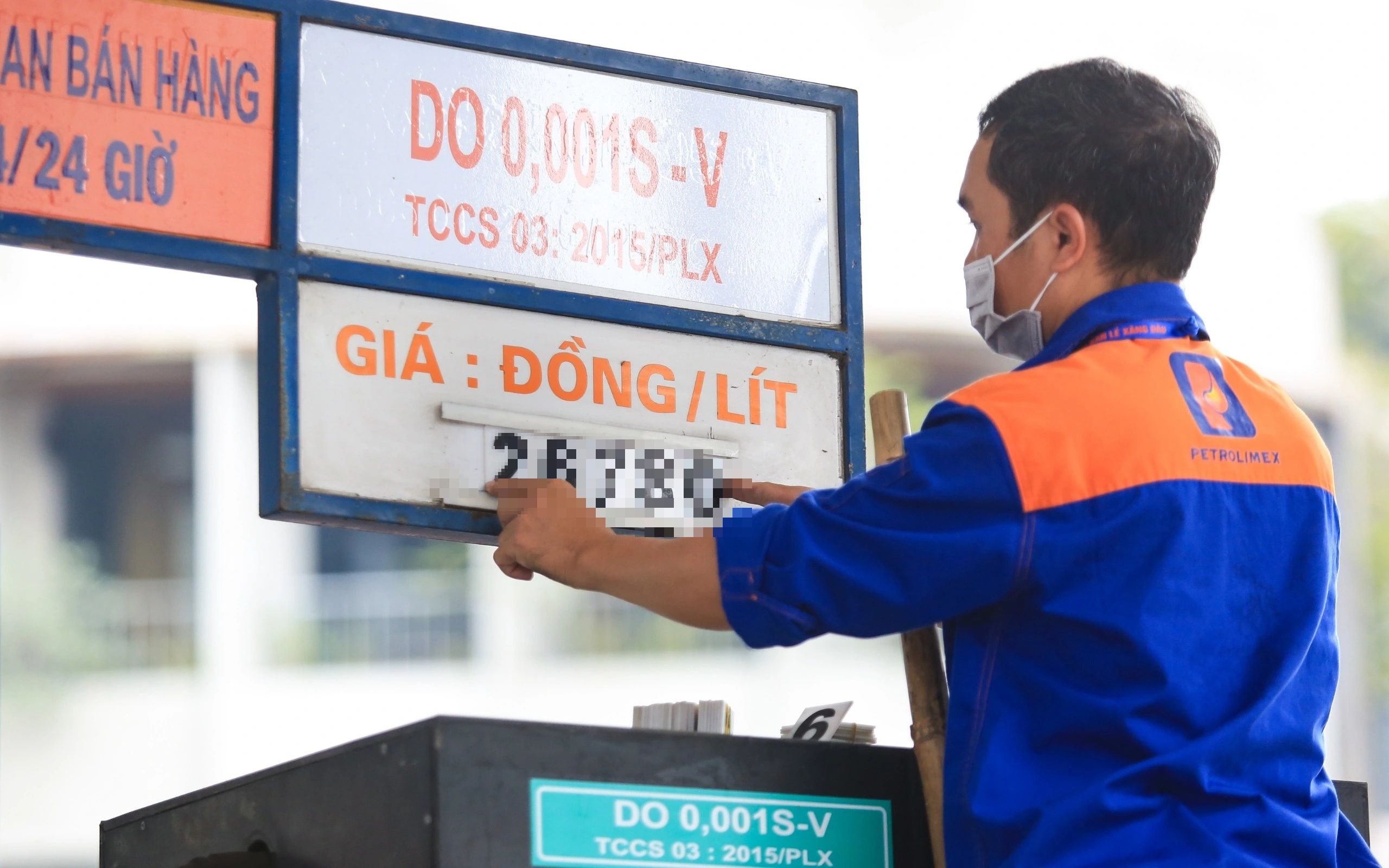 Giá xăng dầu tăng trở lại, E10 RON 95 tăng 550 đồng/lít