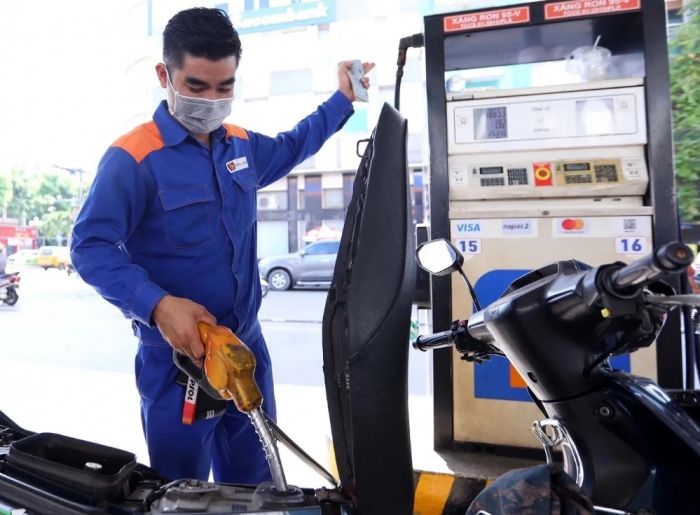 Giá dầu thế giới tăng mạnh, trong nước chờ kỳ điều chỉnh mới