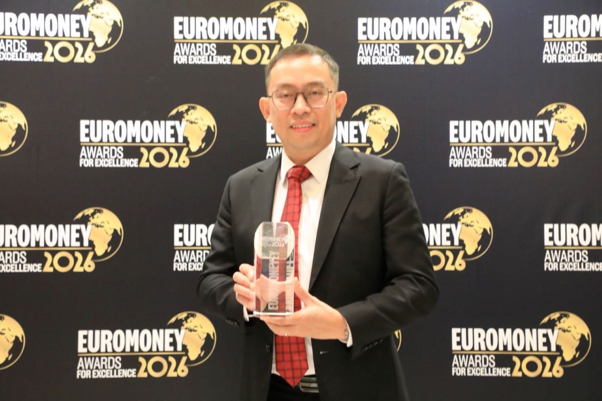 giai-thuong-ngan-hang-tot-nhat-viet-nam-2026-danh-dau-lan-thu-6-lien-tiep-techcombank-giu-vi-tri-dan-dau-trong-bang-xep-hang-cua-euromoney.jpg