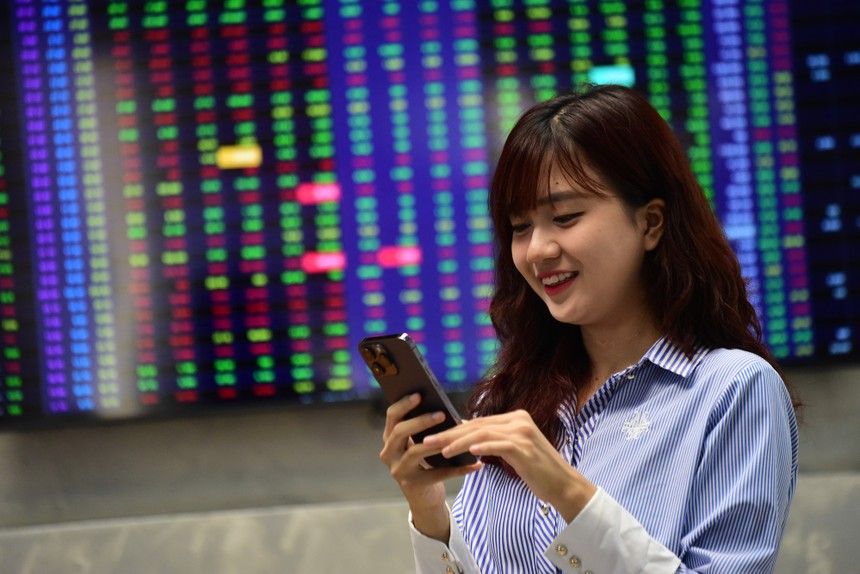 Giao dịch chứng khoán sáng 17/9: Nhóm cổ phiếu chứng khoán dậy sóng