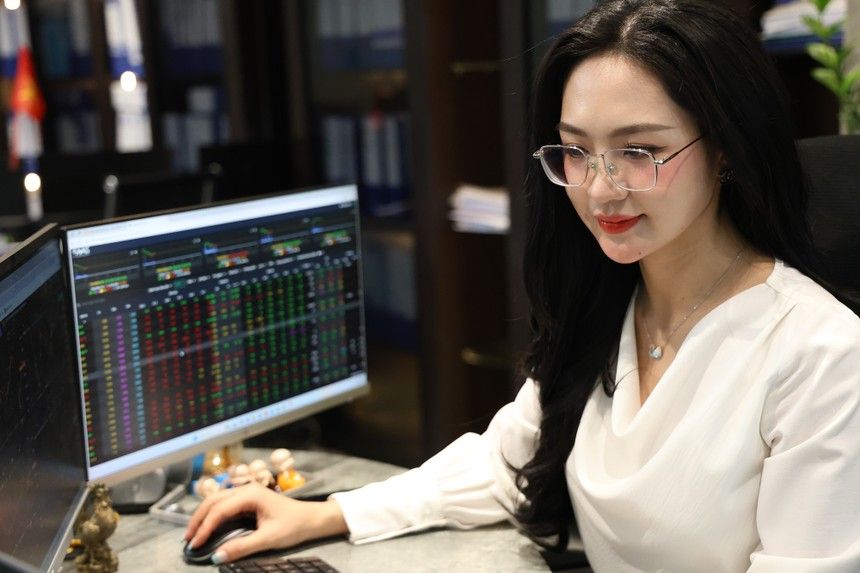 Giao dịch chứng khoán sáng 6/8: Thị trường tiếp tục rung lắc, cổ phiếu DGC "nóng" hơn