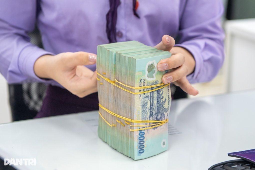 Lãi suất liên ngân hàng quay đầu giảm mạnh về 4%/năm