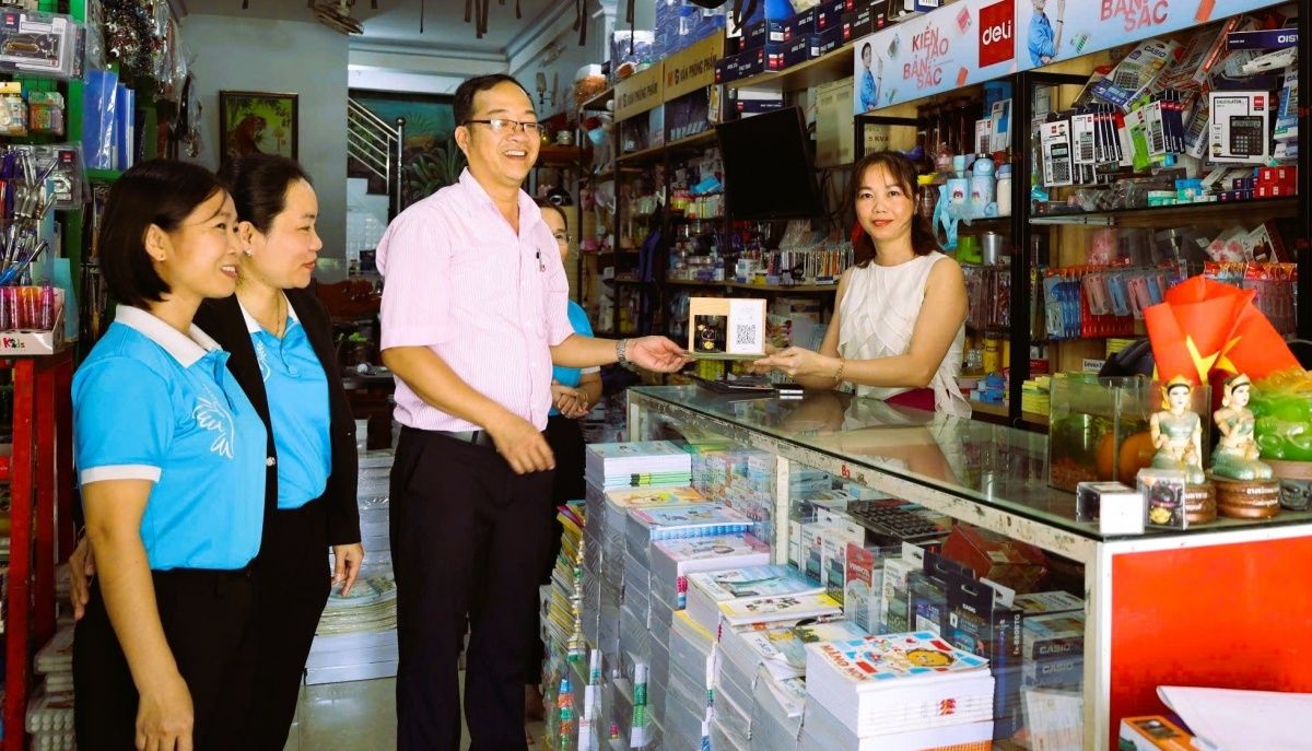 giao-dich-qua-dien-thoai-ma-qr-hay-cac-ung-dung-ngan-hang-so-khong-chi-giup-tiet-kiem-thoi-gian-chi-phi-ma-con-gop-phan-nang-cao-tinh-minh-bach-thuc-day-phat-trien-kinh-te-so.jpg