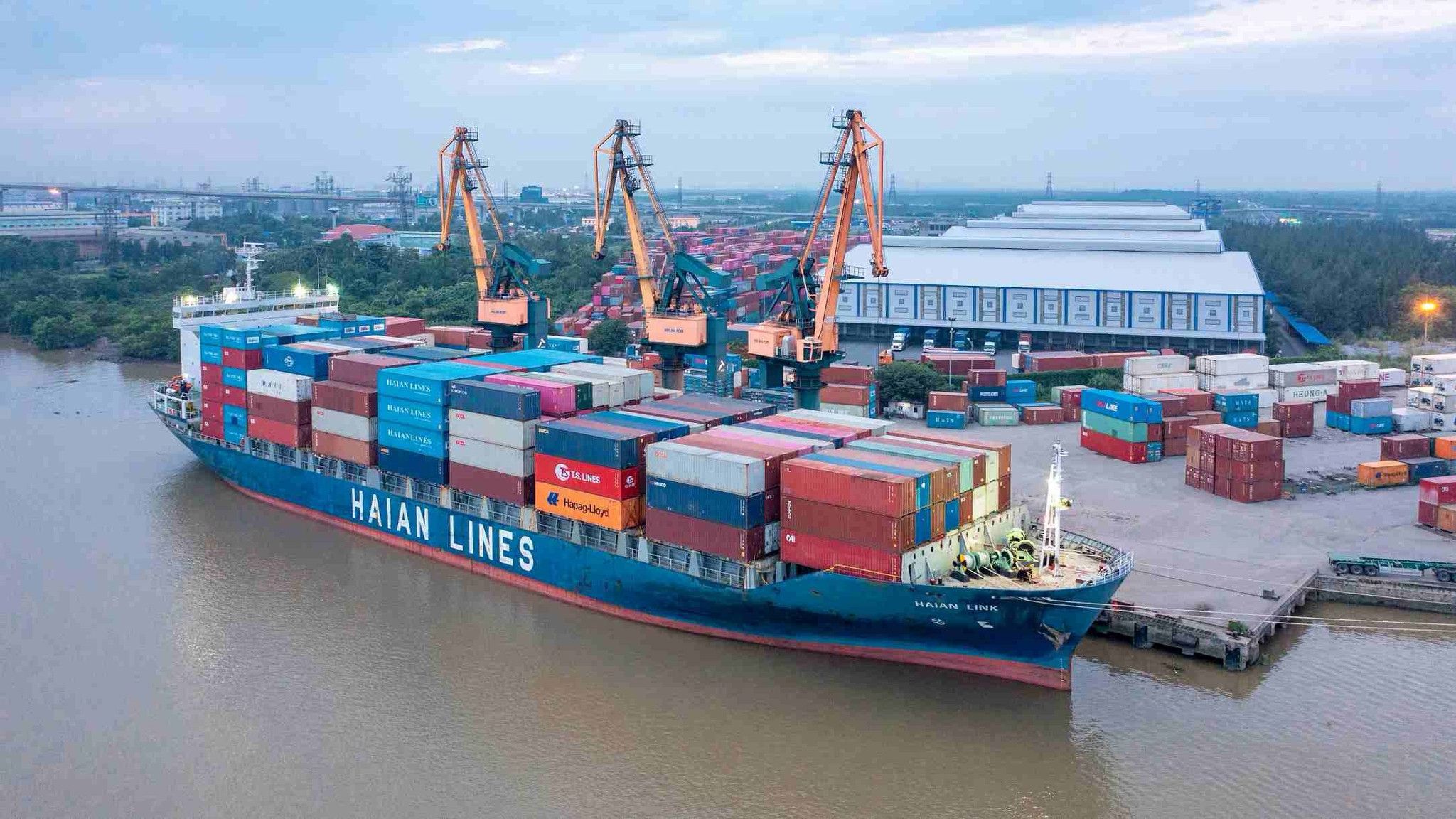 3 cổ phiếu DPM, HAH, HSG được khuyến nghị, giá mục tiêu cao hơn 15-18%