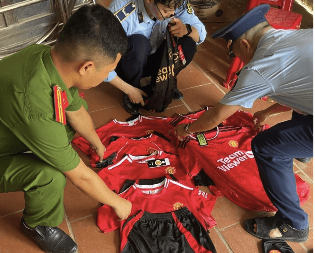 Tưởng chỉ là vài bộ đồ trẻ em, ai ngờ vướng vi phạm nhãn hiệu Manchester United