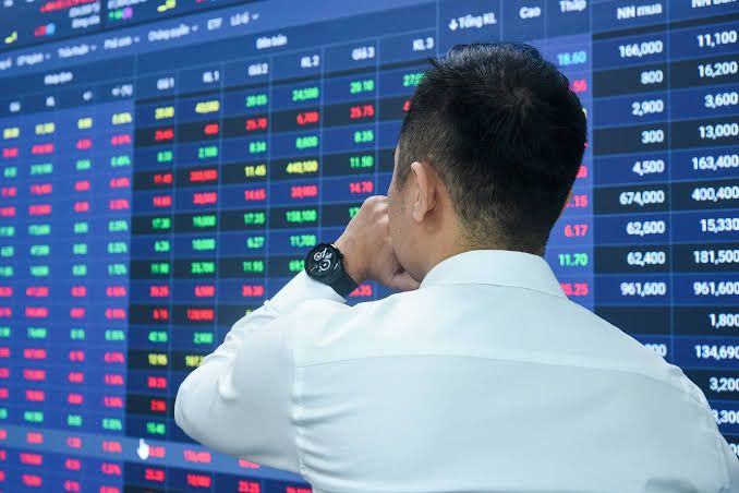 Khối ngoại bán ròng gần 853 tỷ đồng, VCB và ACB bị bán mạnh, FRT dẫn đầu chiều mua
