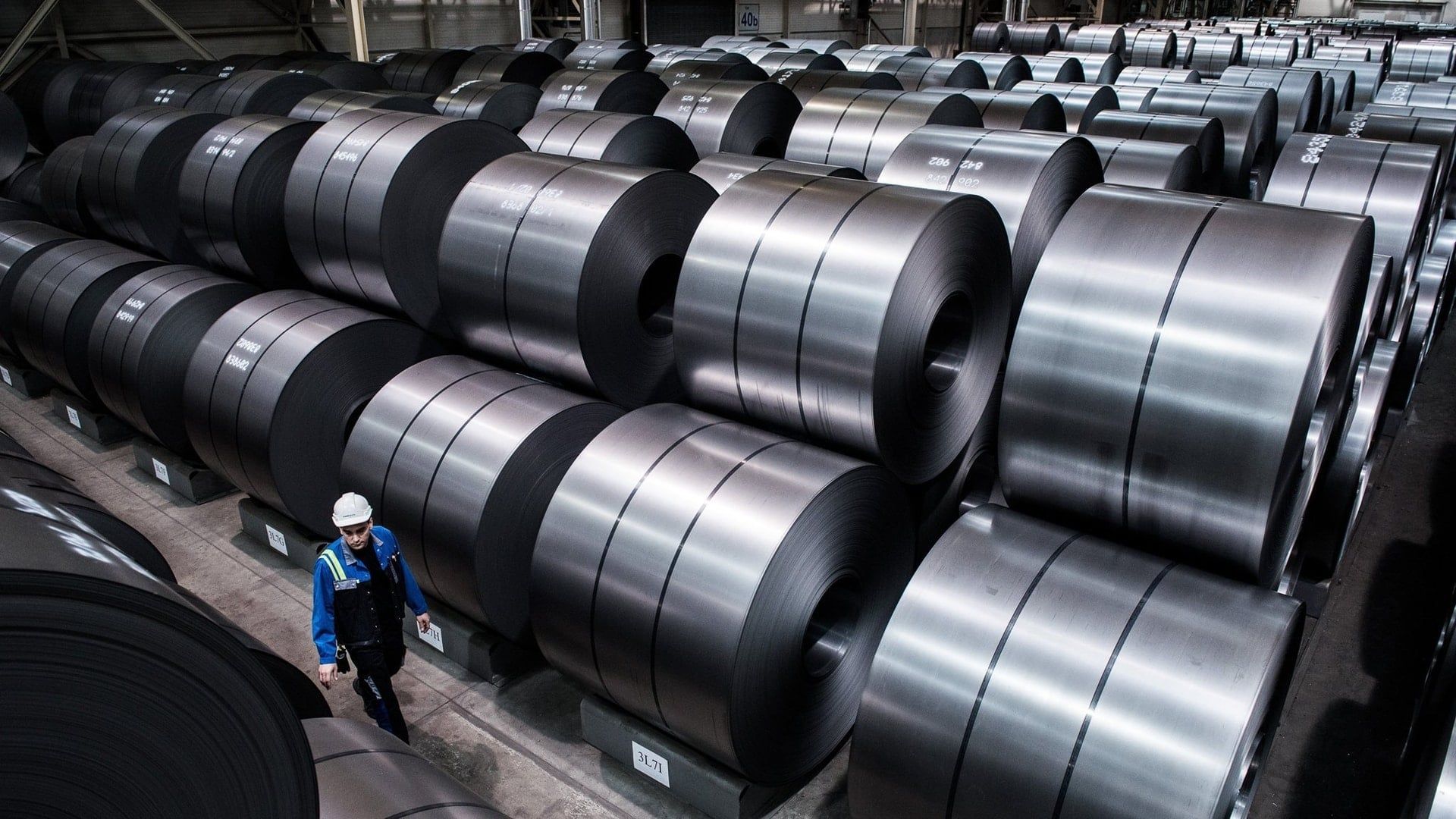 Giá thép ngày hôm nay 15/10/2026: Quặng sắt giảm, giá thép xây dựng trong nước ổn định