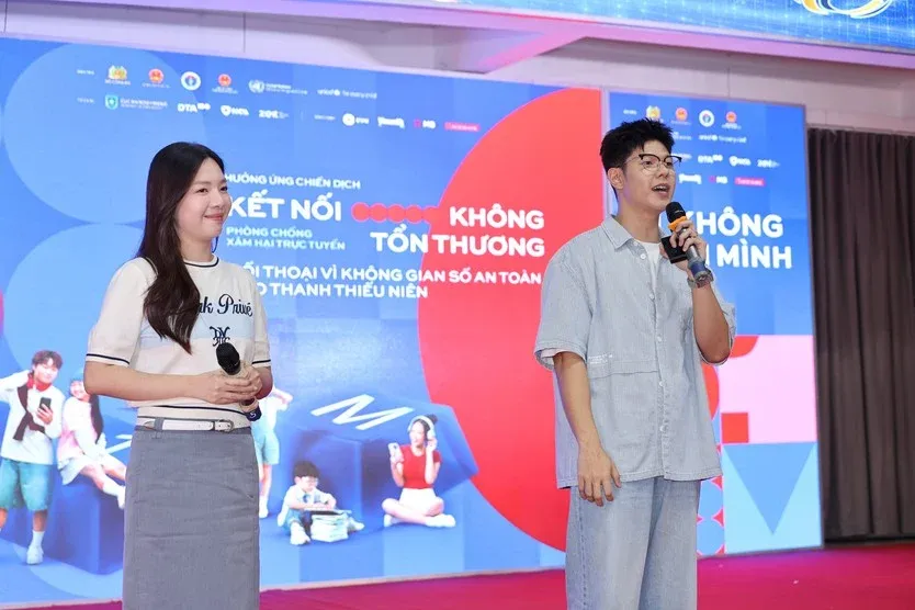 1792407810391_5-cap-doi-btv-gia-dinh-truyen-hinh-chia-se-ve-an-toan-tren-khong-gian-so-voi-cac-em-hoc-sinh-1792403623471886358083.webp