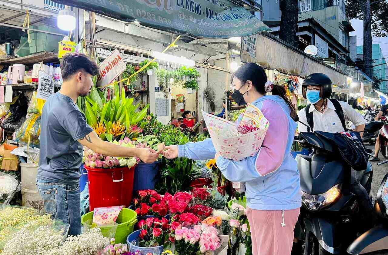 Hoa tươi bán chậm dịp 20/10, quà tặng thiết thực dần chiếm ưu thế trên thị trường