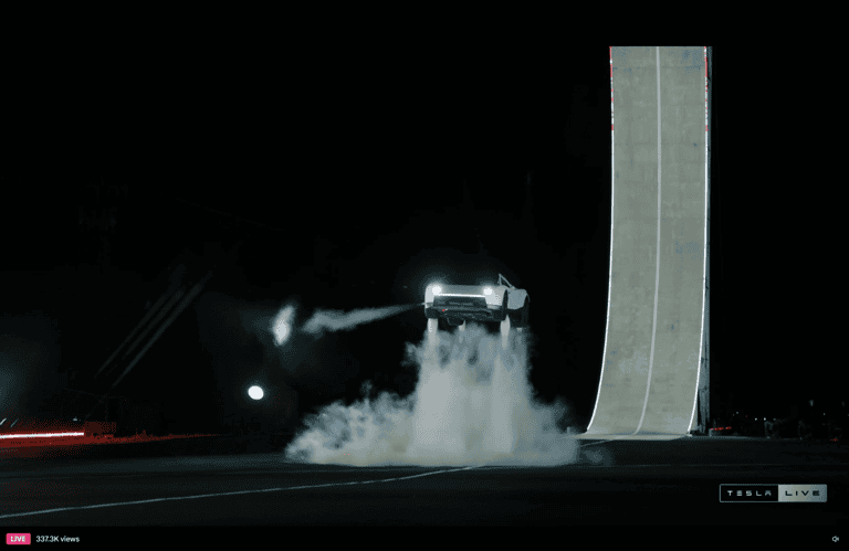 Tesla Roadster hạ cánh bằng động cơ đẩy sau khi lao xuống dốc, được thể hiện trong hình ảnh từ một video..png
